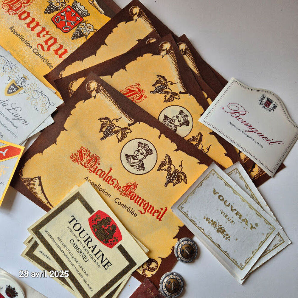 Lot d'&eacute;tiquettes de vin du monde entier de 1961 &agrave; 1985, ave 