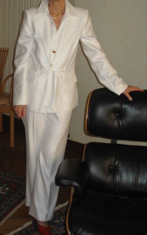 Superbe tailleur 3 pices blanc  UN JOUR AILLEURS  taille 34 80 Issy-les-Moulineaux (92)