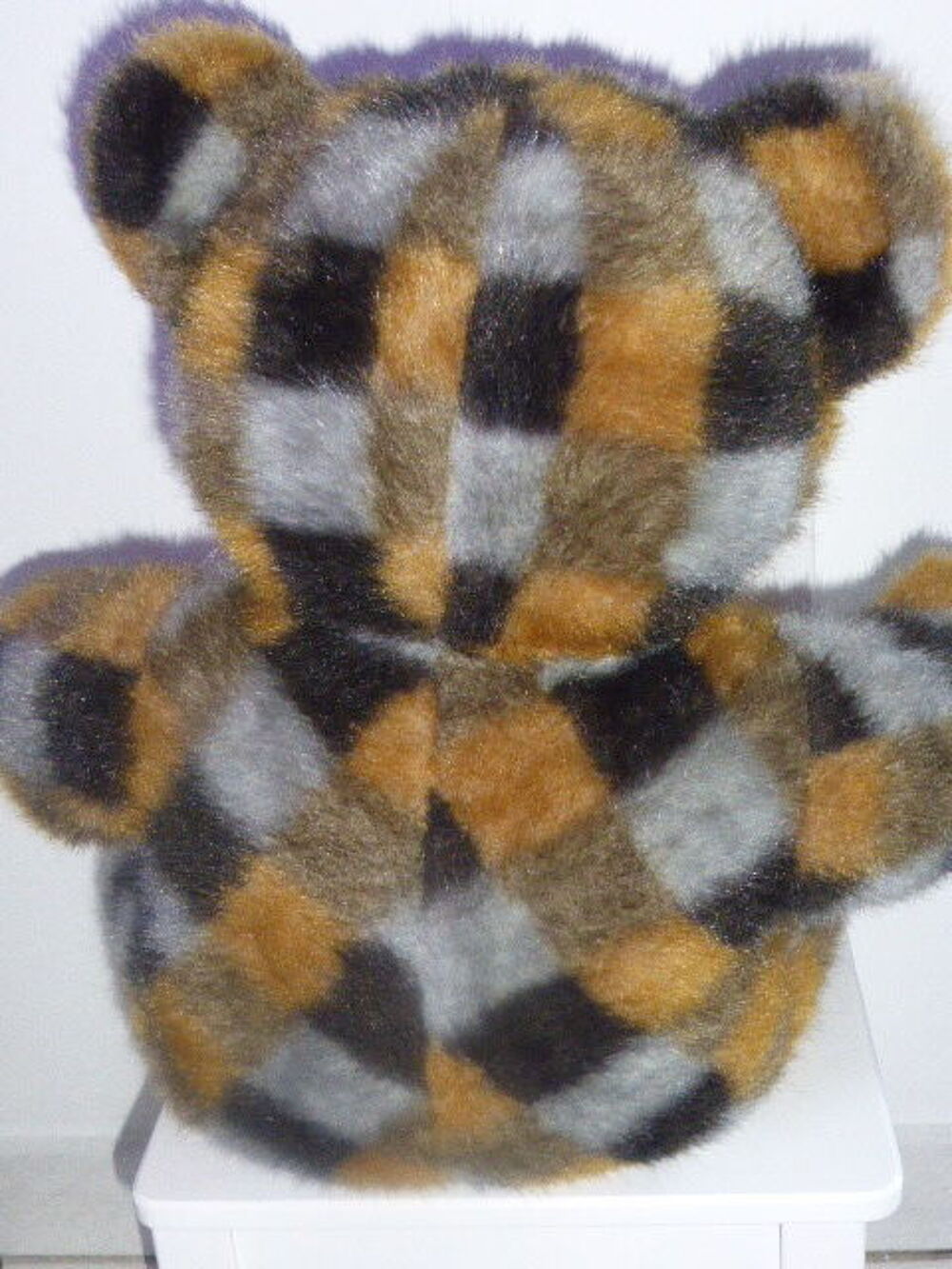 Grand ours en peluche assis &agrave; damiers Jeux / jouets