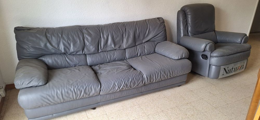 Salon en cuir gris en bon &eacute;tat Meubles