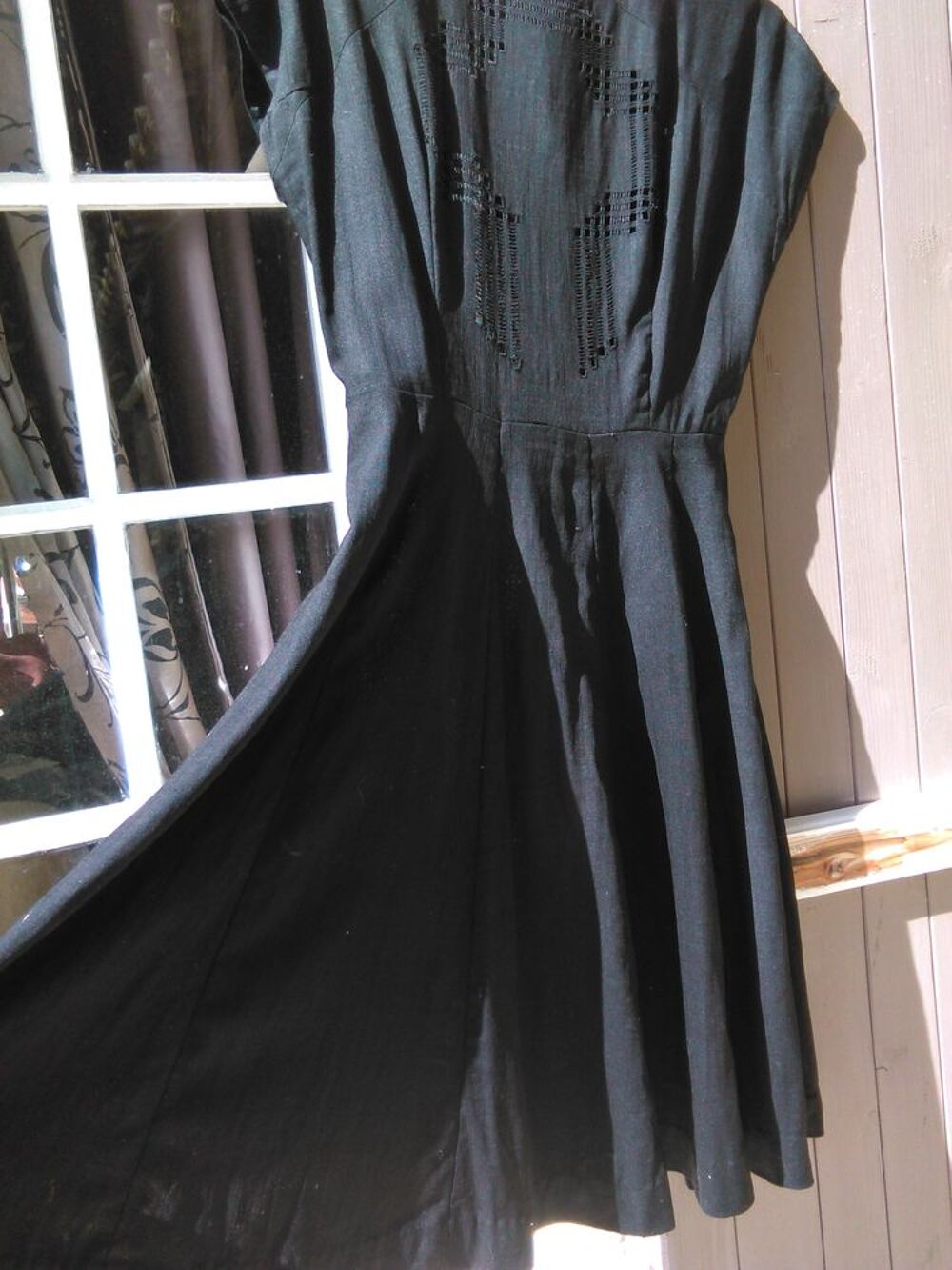 Vintage Robe "Henry A La Pens&eacute;e" authentique haut ajour&eacute; 