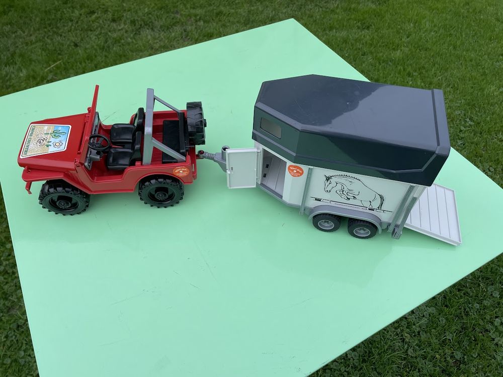 Jeep avec une remorque &agrave; chevaux (Van) Bruder Jeux / jouets