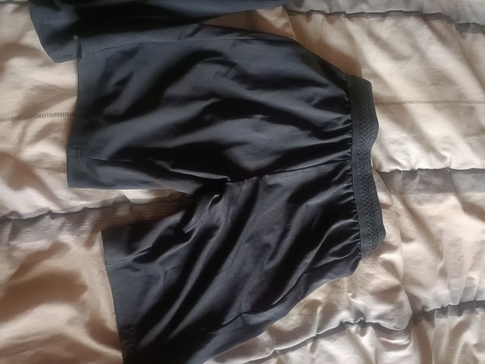 12€ cinq short taille 8 ans Vêtements enfants