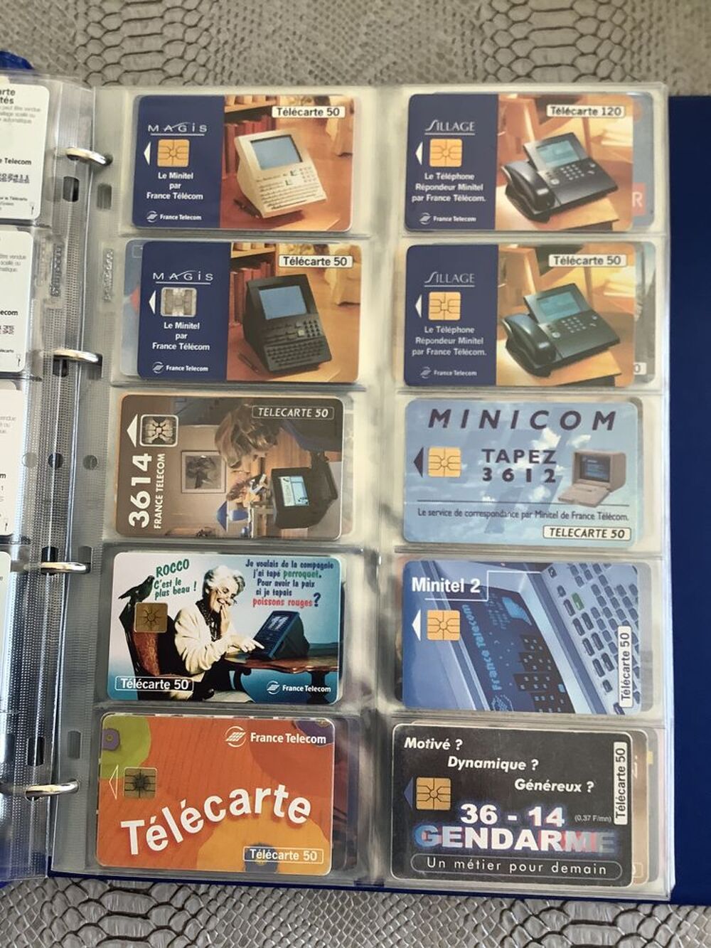 Classeur contenant environ 190 cartes t&eacute;l&eacute;phoniques 