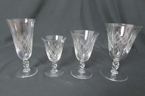 Lot de 29 verres � pied , forme �vas�e 55 Limoges (87)