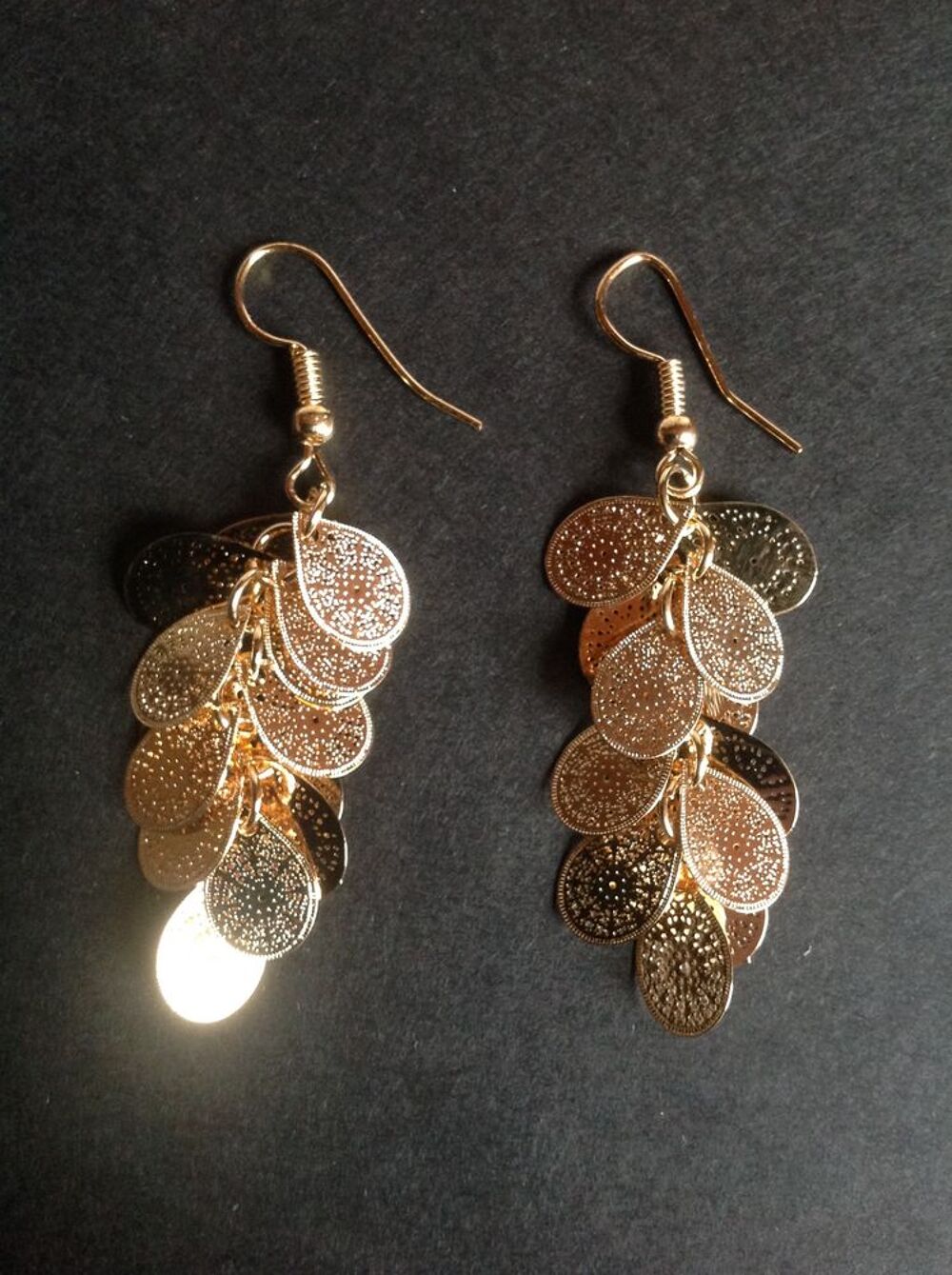 BOUCLES OREILLES DOR&Eacute; AMANDE "GRAPPE" Envoi Possible
Bijoux et montres