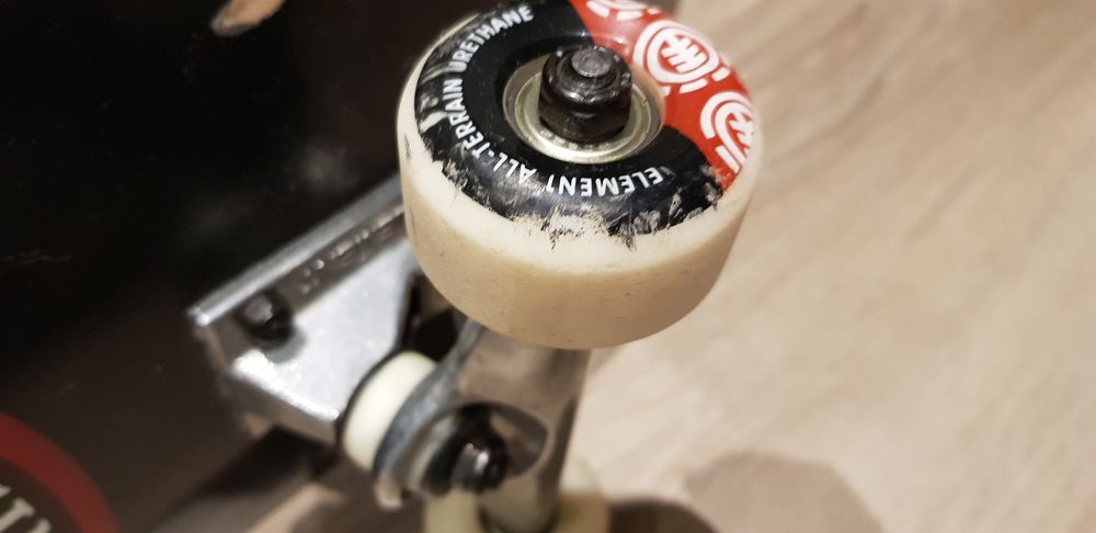 Skateboard Element-tr&egrave;s bon &eacute;tat-peu utilis&eacute; Sports