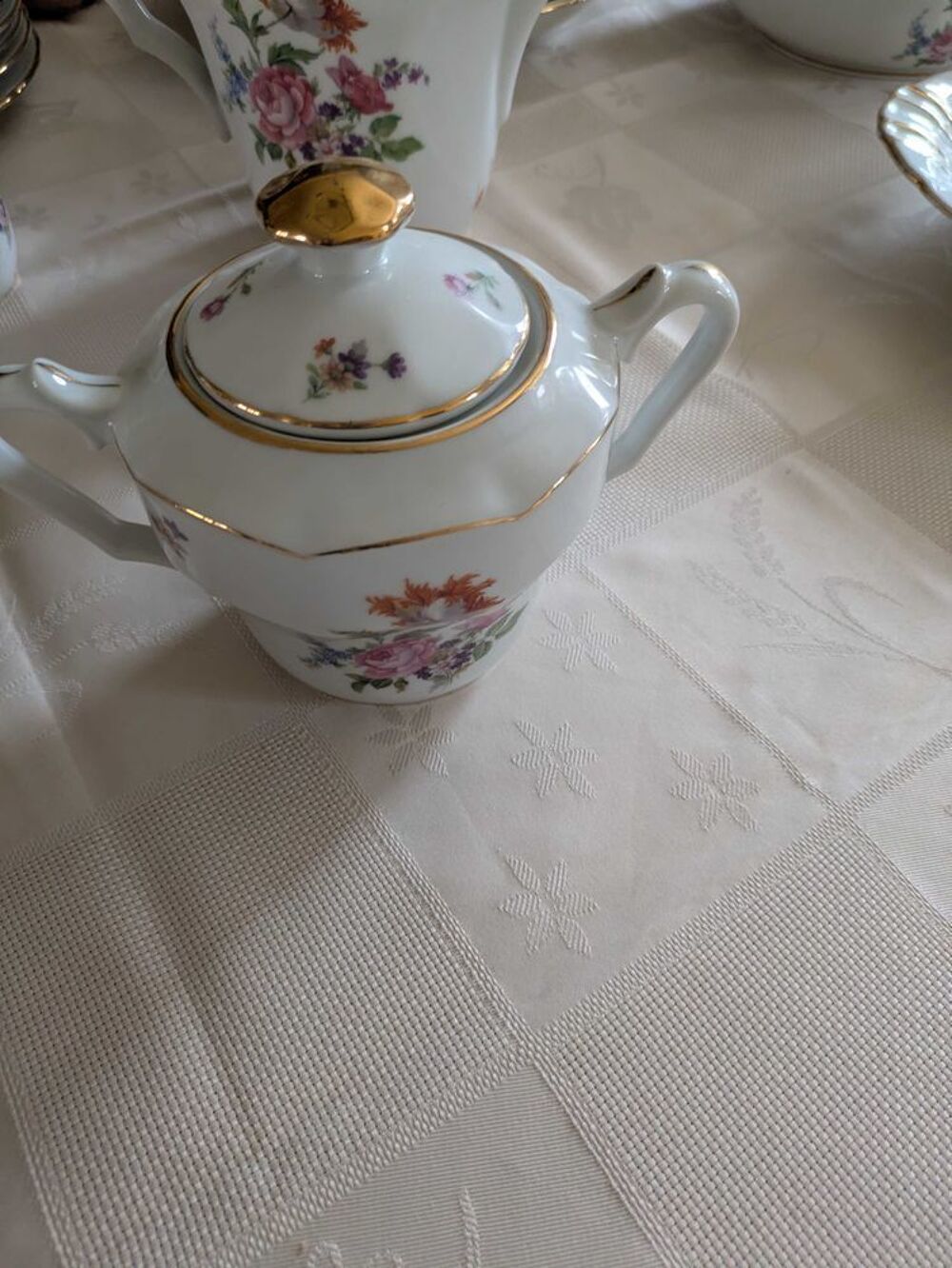 Service de table complet en porcelaine de France Décoration