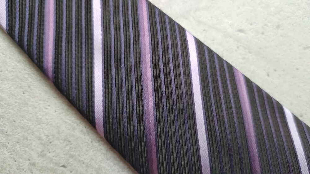 Cravate Brice 100% Soie - Noire &agrave; Rayures Mauves &amp; Violettes Vêtements