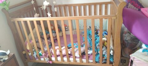 Lit bébé en bois a barreaux avec matelas Sérigné (85)