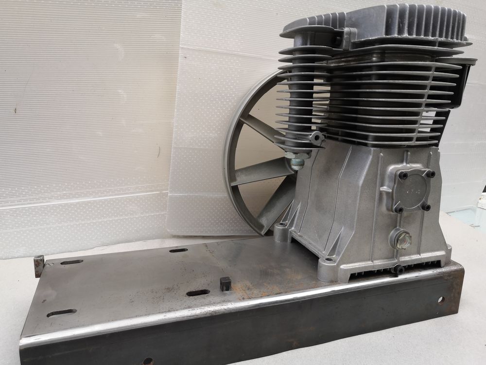 Compresseur d' AIR "NEUF" et r&eacute;servoir de 200 litres "NEUF" Bricolage