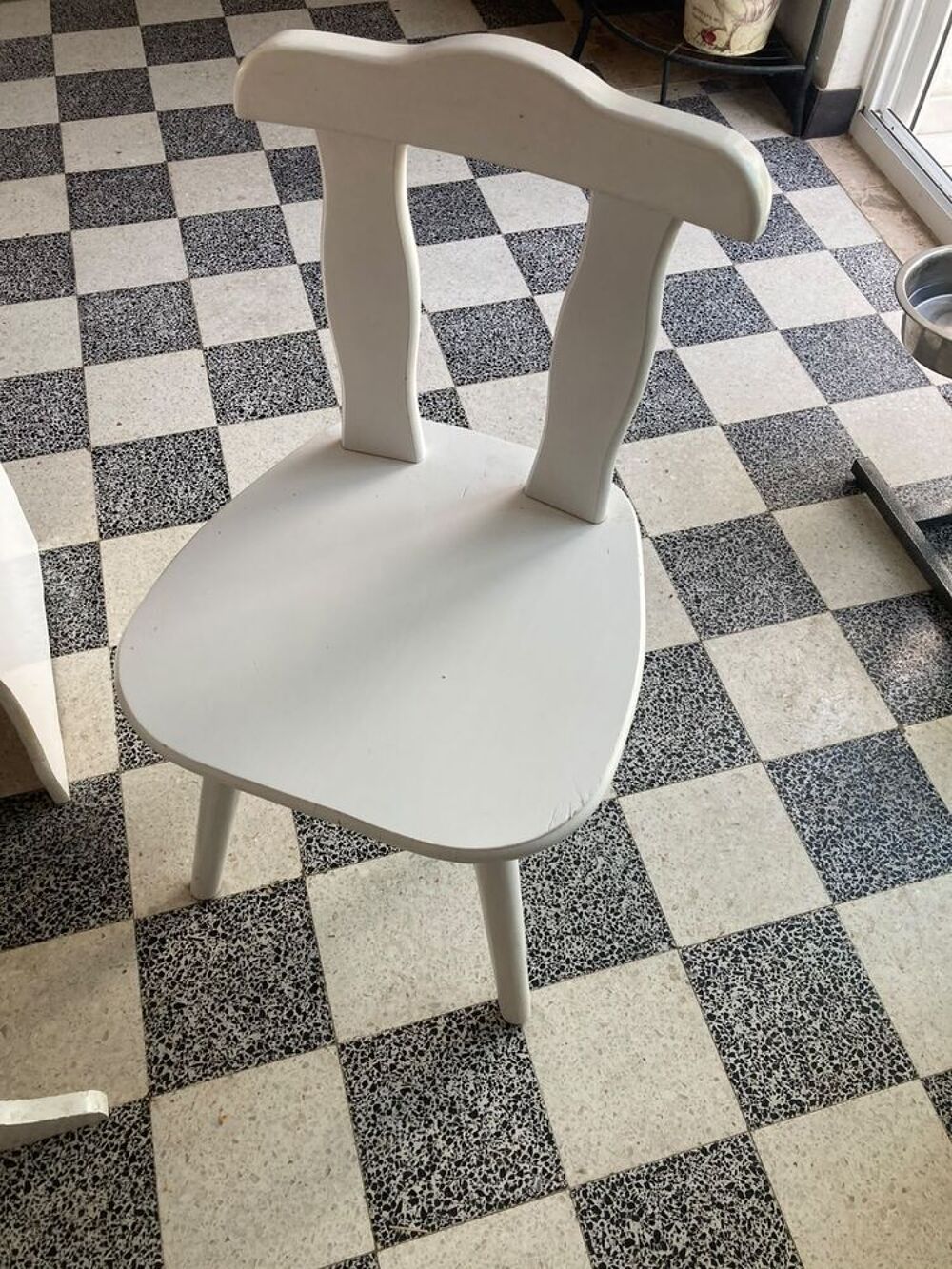 Table avec banc d'angle et chaises. Meubles