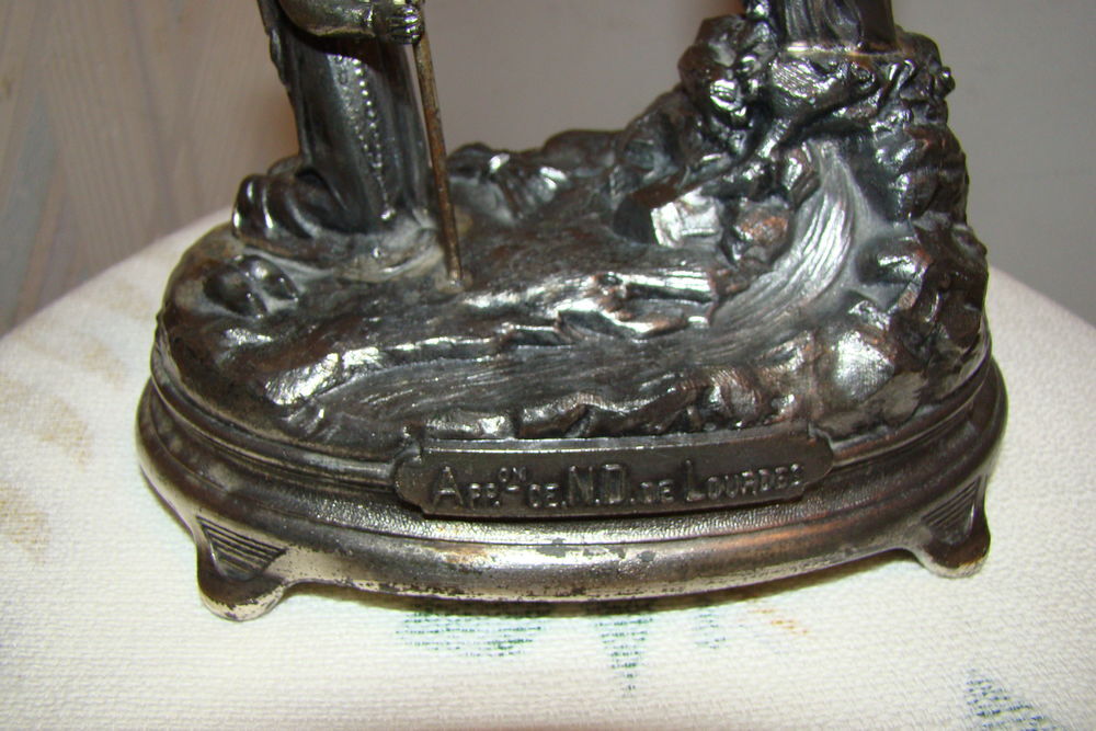 Ancienne statuette Apparition de Notre-Dame de Lourdes
Décoration