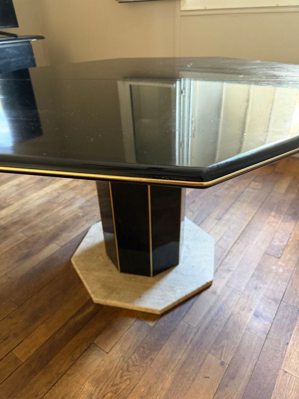 Table octogonale noire avec pied central en marbre Meubles