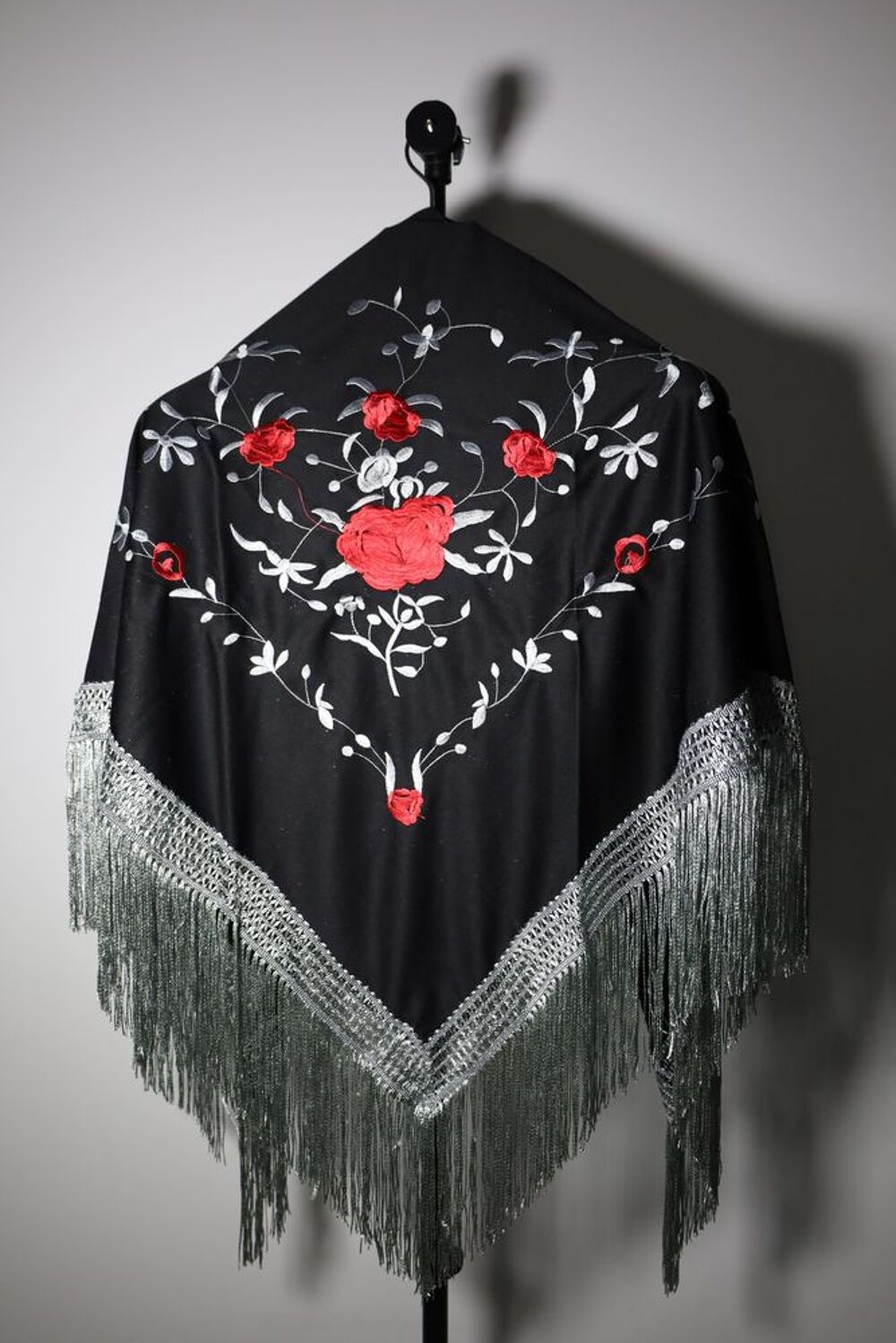 Ch&acirc;le Espagnol Multicouleur Noir Gris Rouge Vêtements