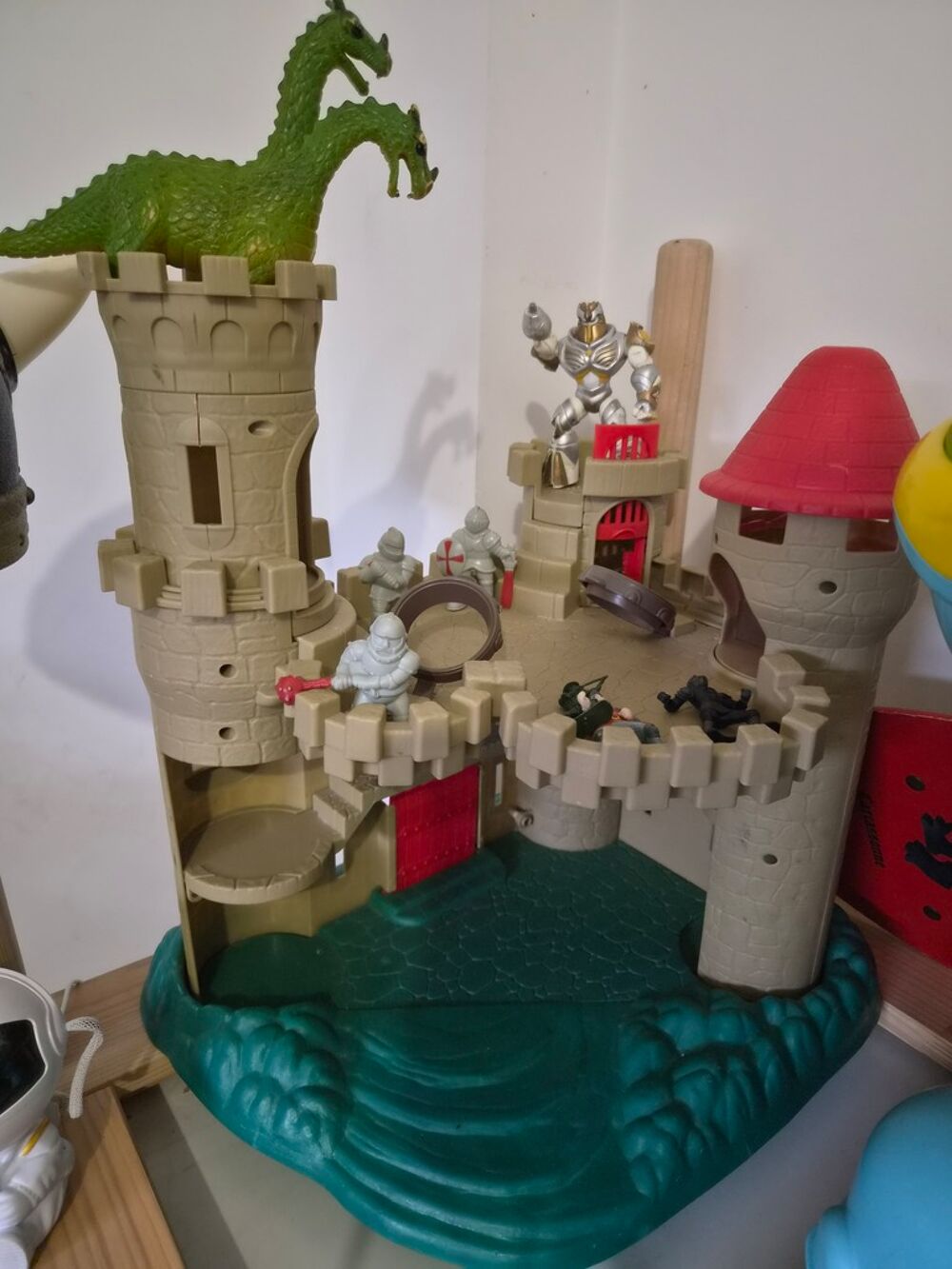 Ch&acirc;teau m&eacute;di&eacute;val jouet avec figurines et dragon Jeux / jouets