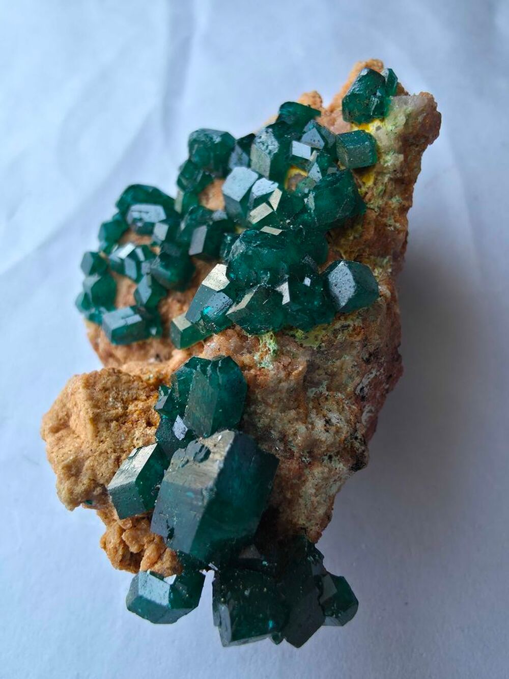 Magnifique Dioptase sur Matrice-Cristaux Vert Emeraude-RDC 50g 