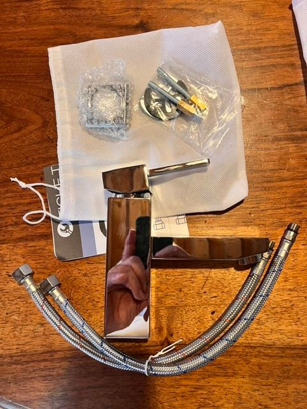 2 robinets mitigeurs neufs pour lavabo.
dans leurs emballage Bricolage