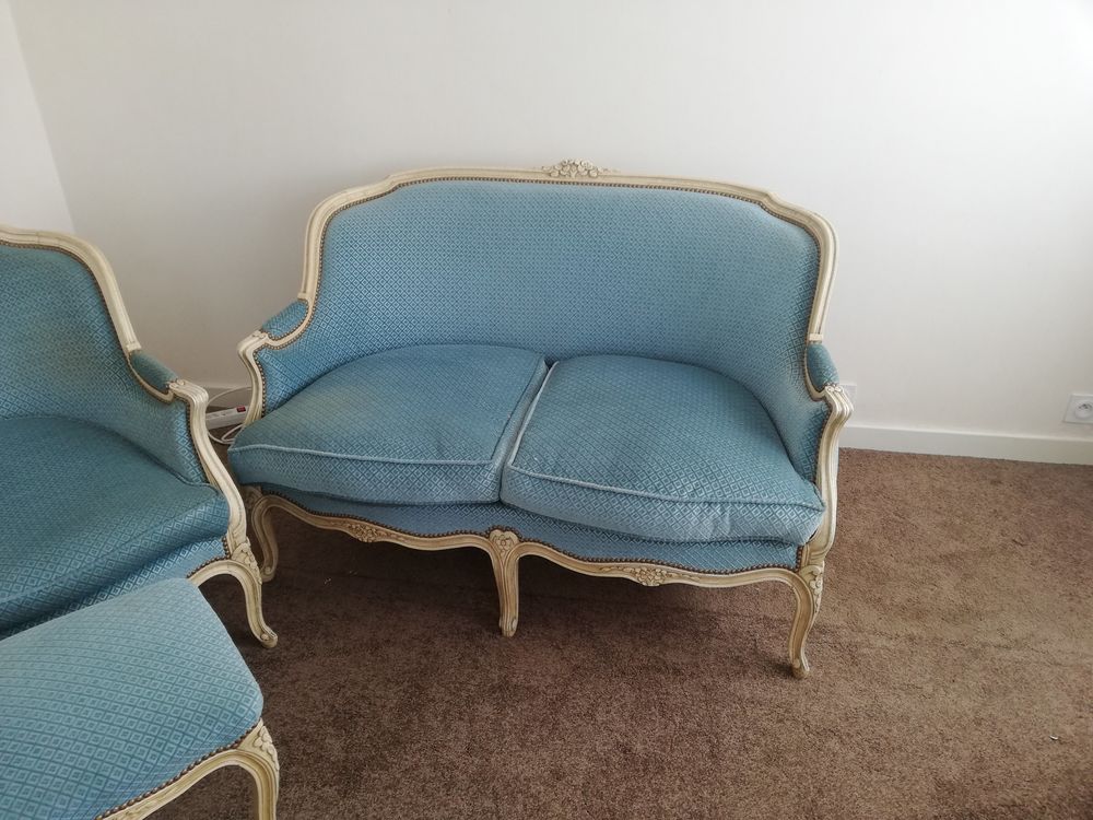 Deux fauteuils velours bleu
Un canap&eacute;s
Un repose pieds
Meubles
