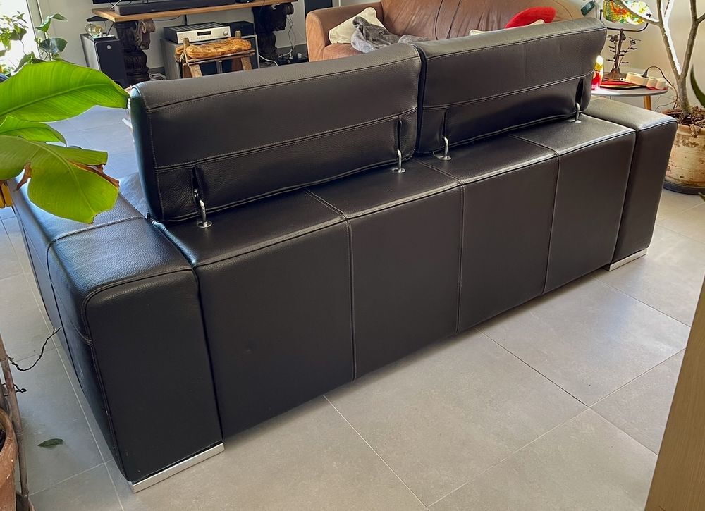 canap&eacute; cuir noir, table, fauteuils, machine &agrave; coudre Meubles