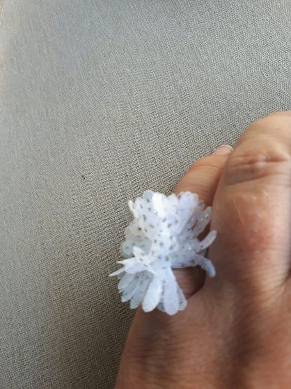 Bague fleur blanc et argent&eacute; Bijoux et montres