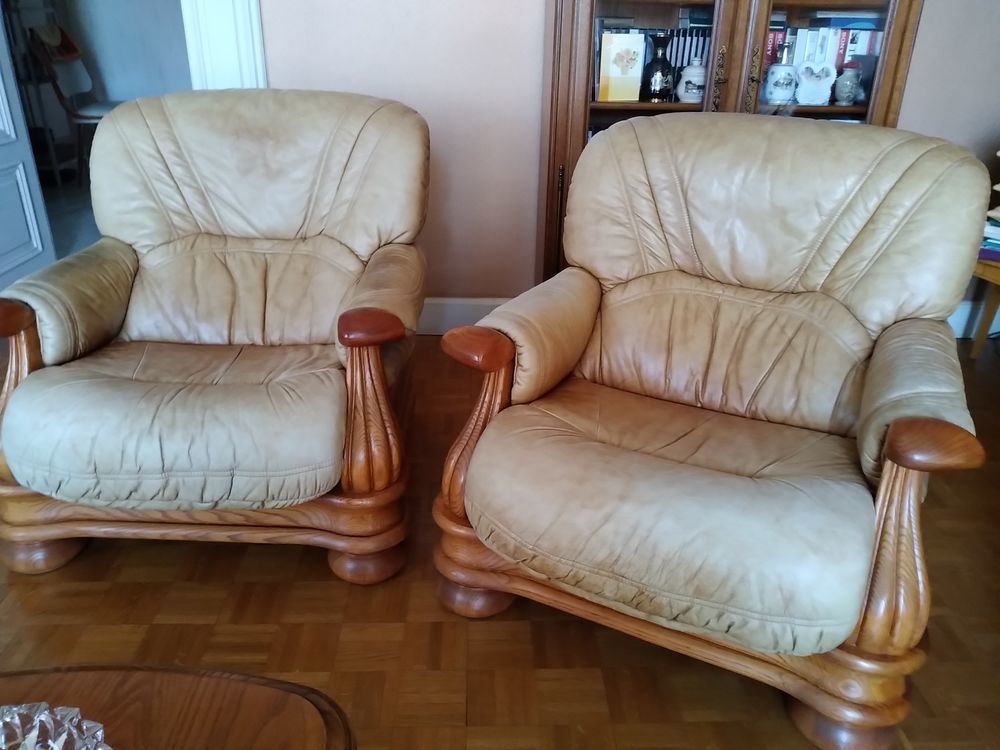Lot 2 fauteuils en cuir Meubles
