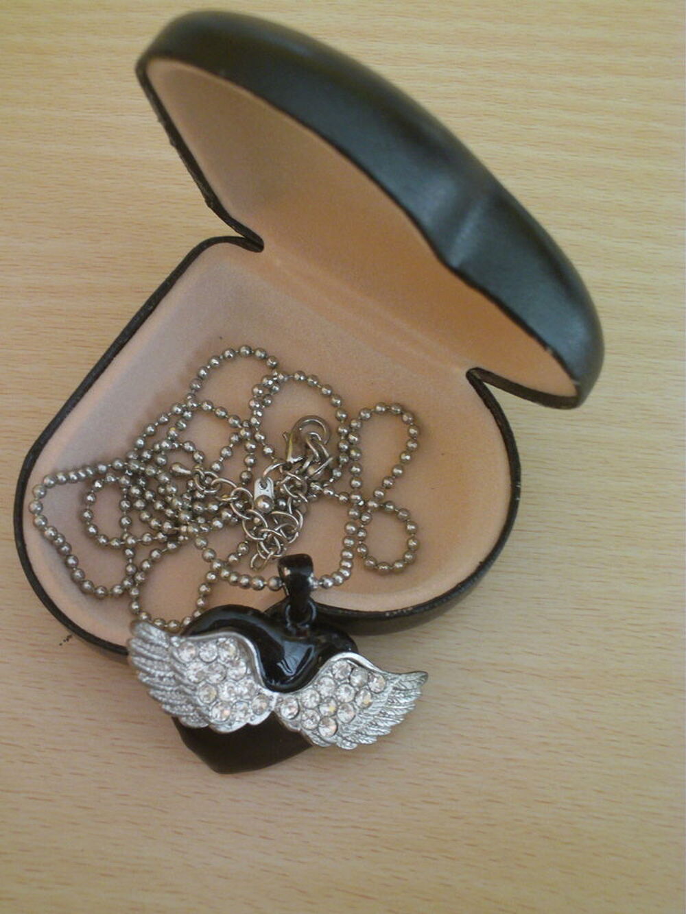 Pendentif c?ur noir ailes d'Ange argent&eacute;es N&deg;927 Bijoux et montres
