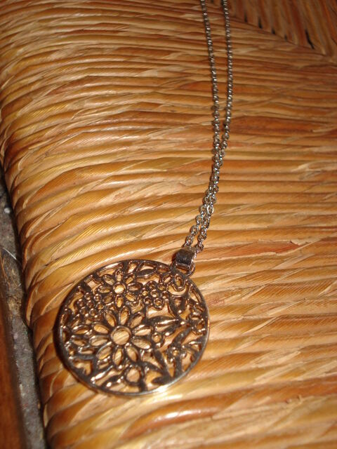 chaîne ou collier avec un rond étoilé 0 Mérignies (59)