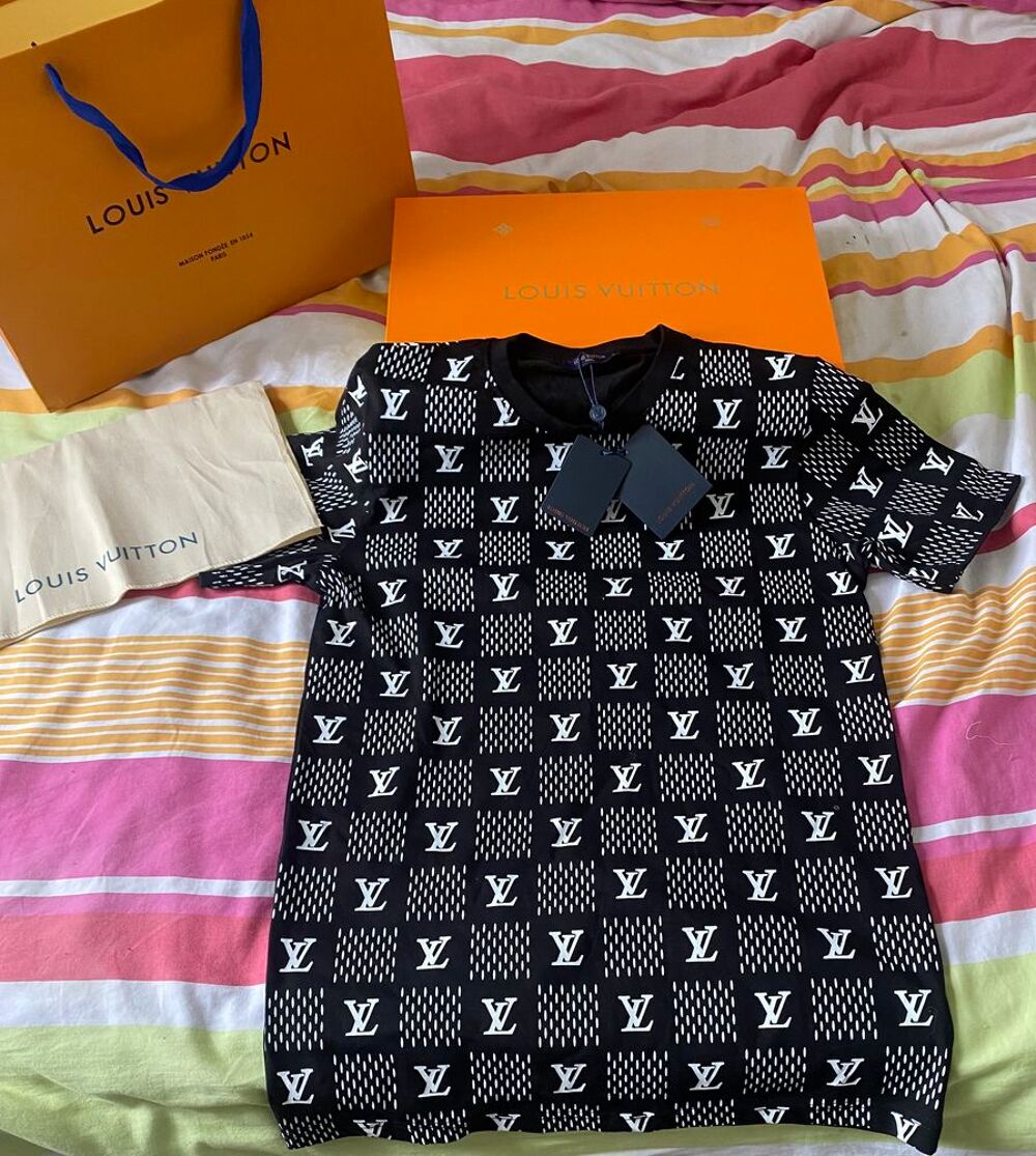 TEE shirt louis Vuitton Vêtements