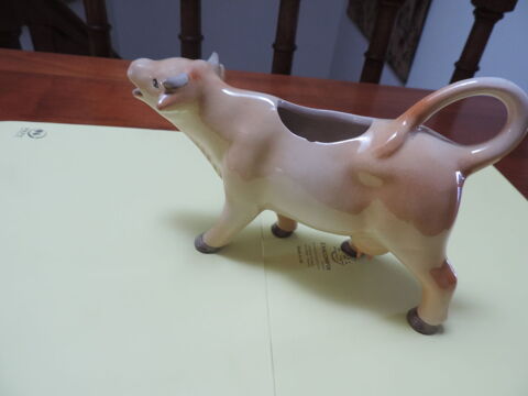  VACHE BRETONNE  - EN PORCELAINE - ANNEE 1947/1948. 10 Albi (81)