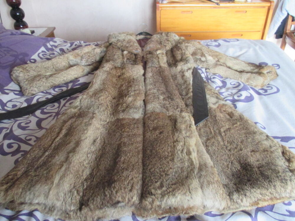 TRES BEAU MANTEAU LONG EN LAPIN . Vêtements