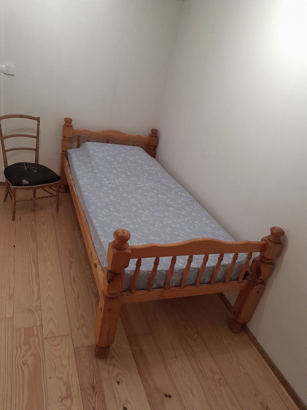 Lit simple en bois avec matelas Meubles