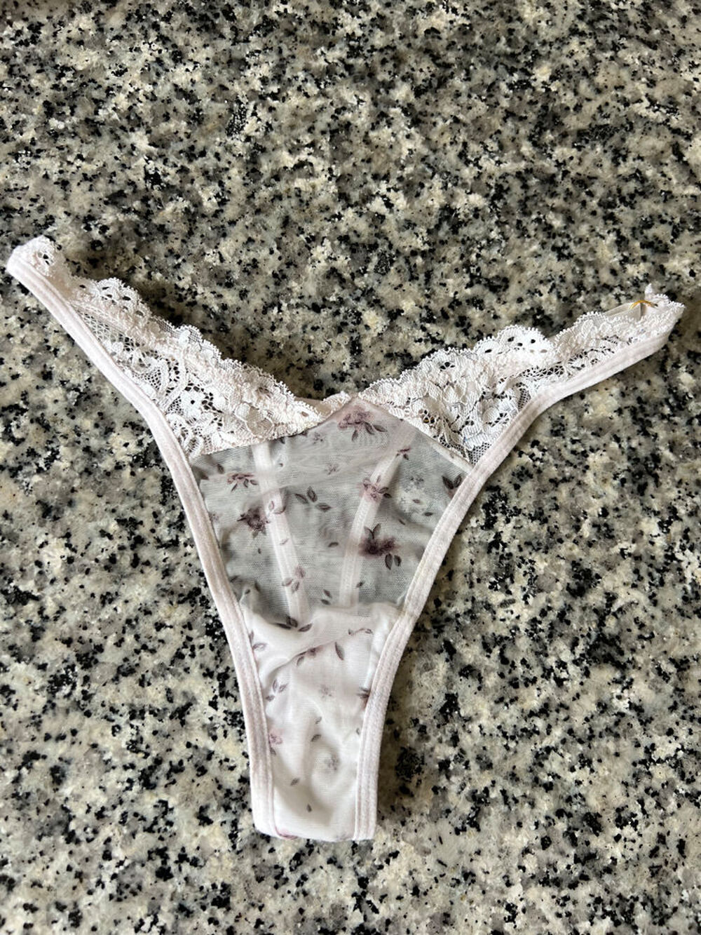 String Femme Blanc Fleuri &amp; Dentelle. Neuf Jamais Port&eacute; Vêtements