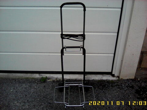 Chariot porte-valise, excellent �tat. Hauteur : 92 cm. 13 Noailhac (81)