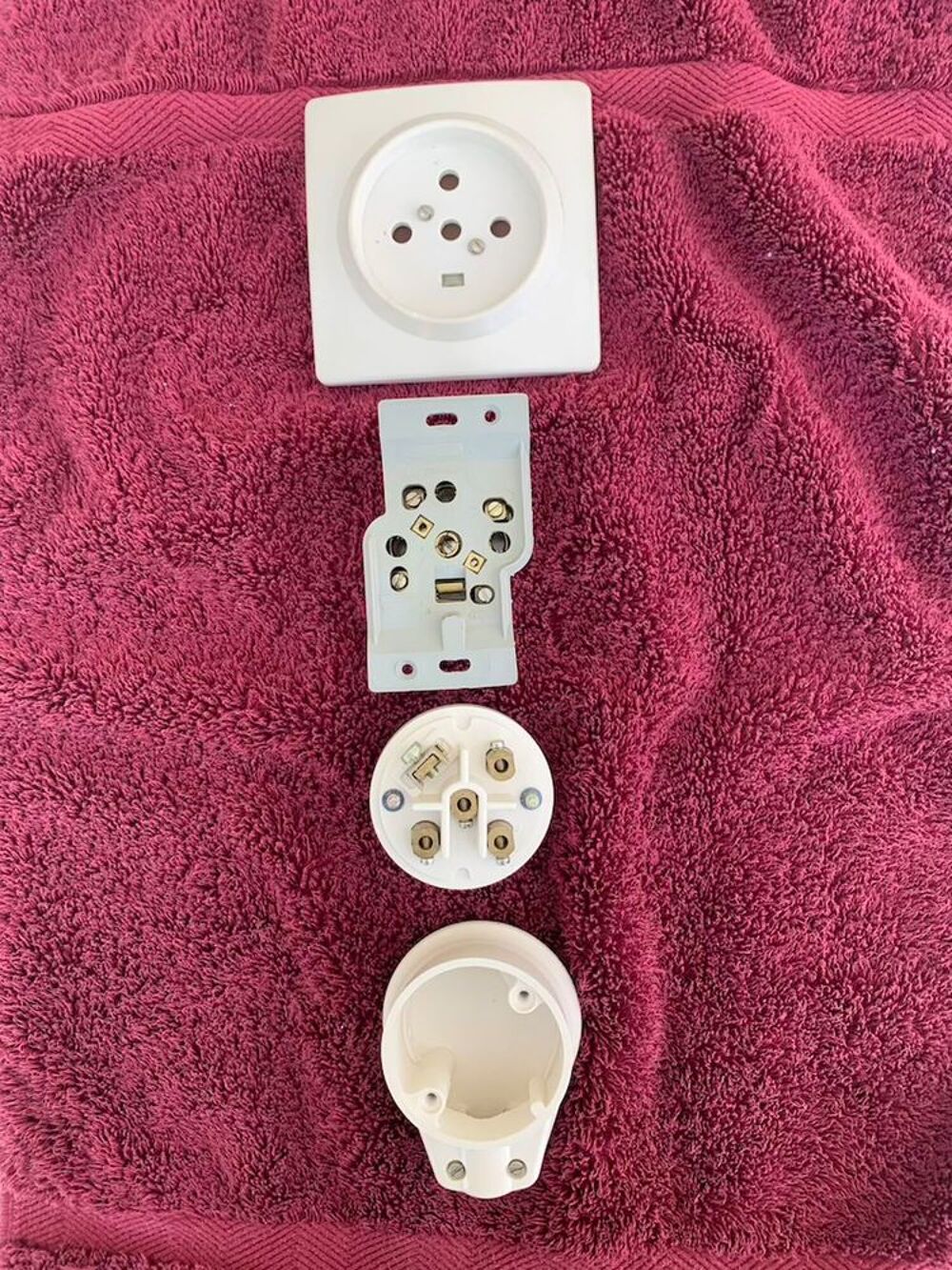 Fiche Legrand 55157 3P+N+T 20A et socle 55457 Bricolage
