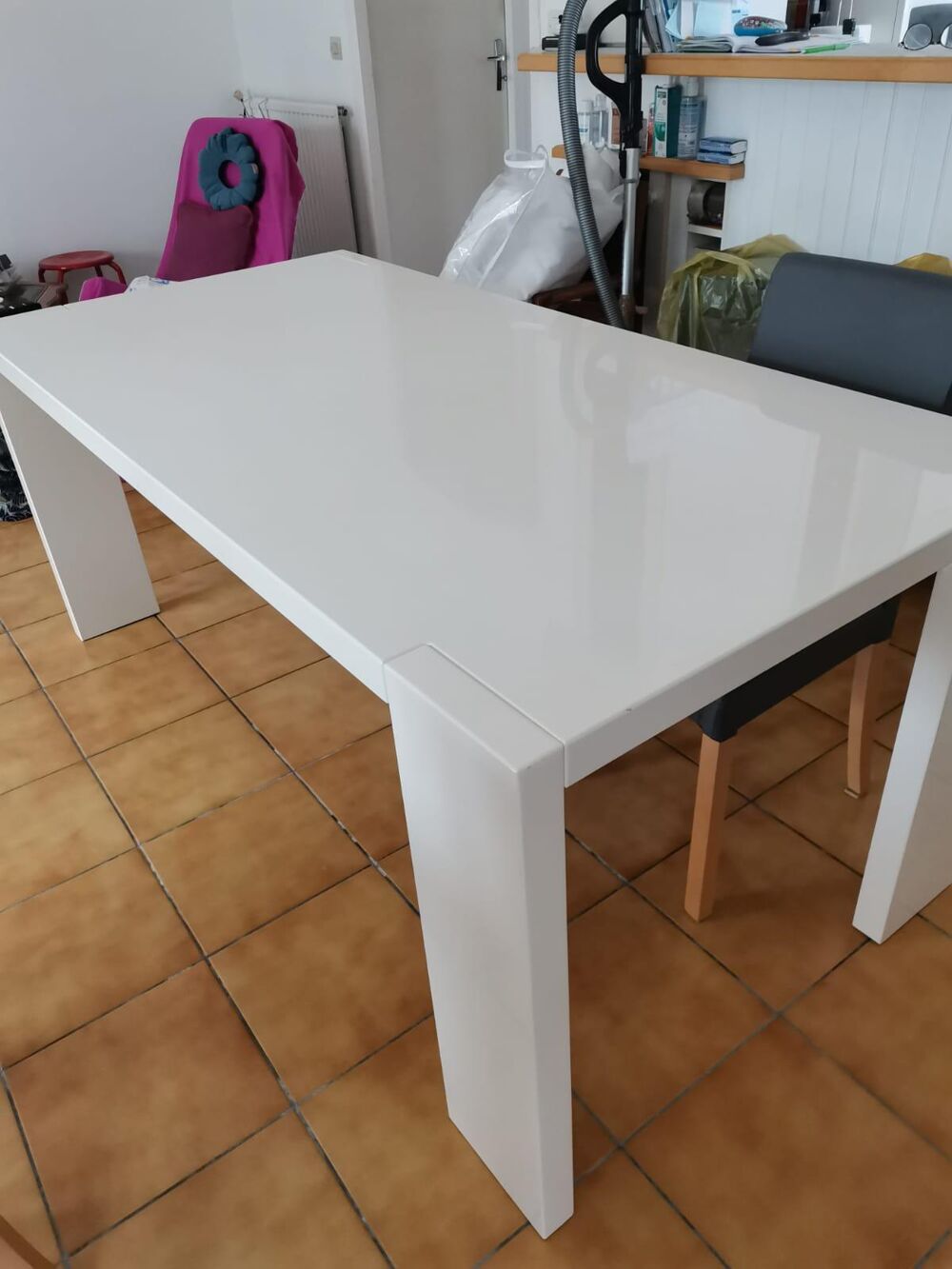 Table moderne blanche &agrave; surface brillante Meubles