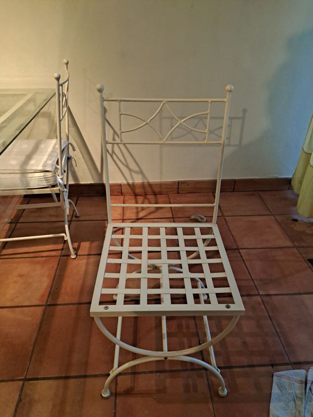 table verre ossature fer forg&eacute; avec 6 chaises
et &eacute;tag&egrave;re Meubles