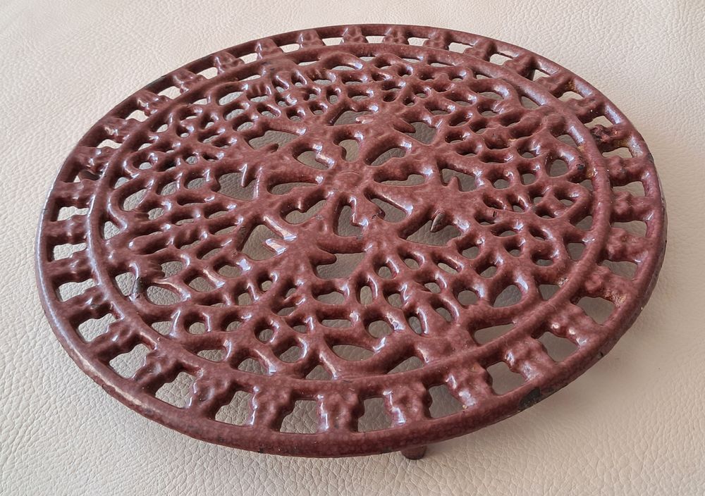 dessous de plat en fonte &agrave; formes g&eacute;om&eacute;triques bordeaux Cuisine