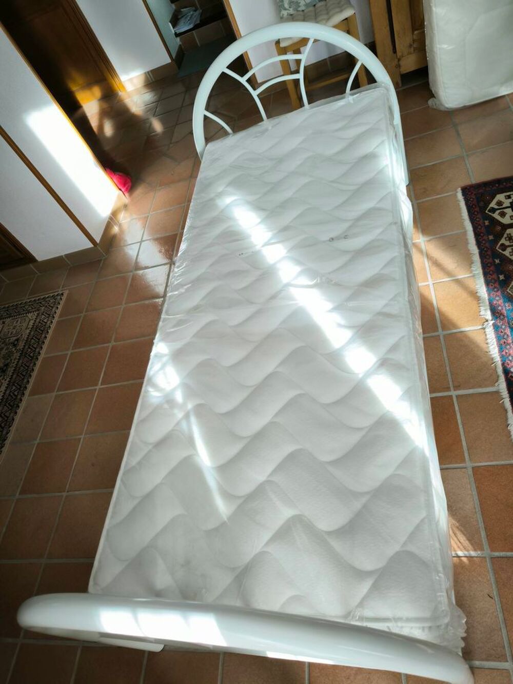 lit blanc en fer et son matelas
(90cm) Meubles