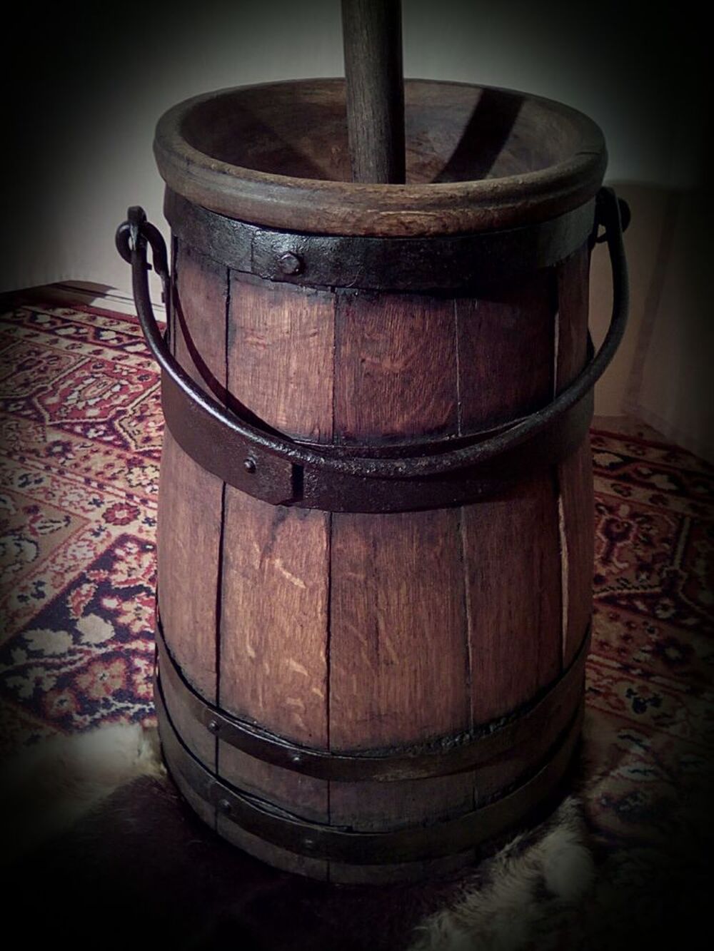 UNE BARATTE EN BOIS AVEC SON PILON ( ANCIENNE ) Décoration