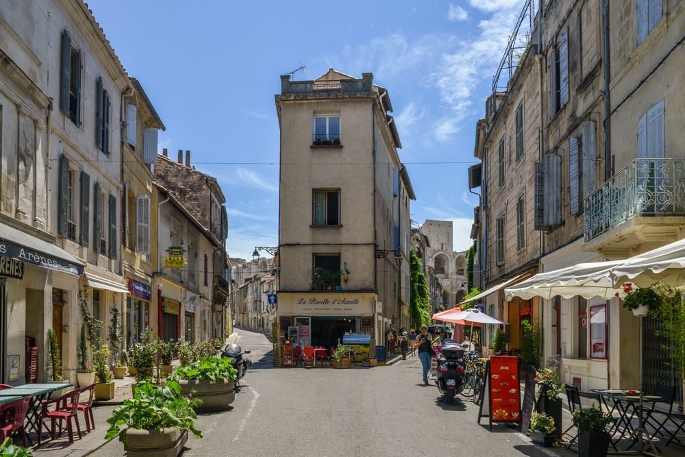   BRASSERIE, PMU, FDJ, DANS QUARTIER AGREABLE D'ARLES. 