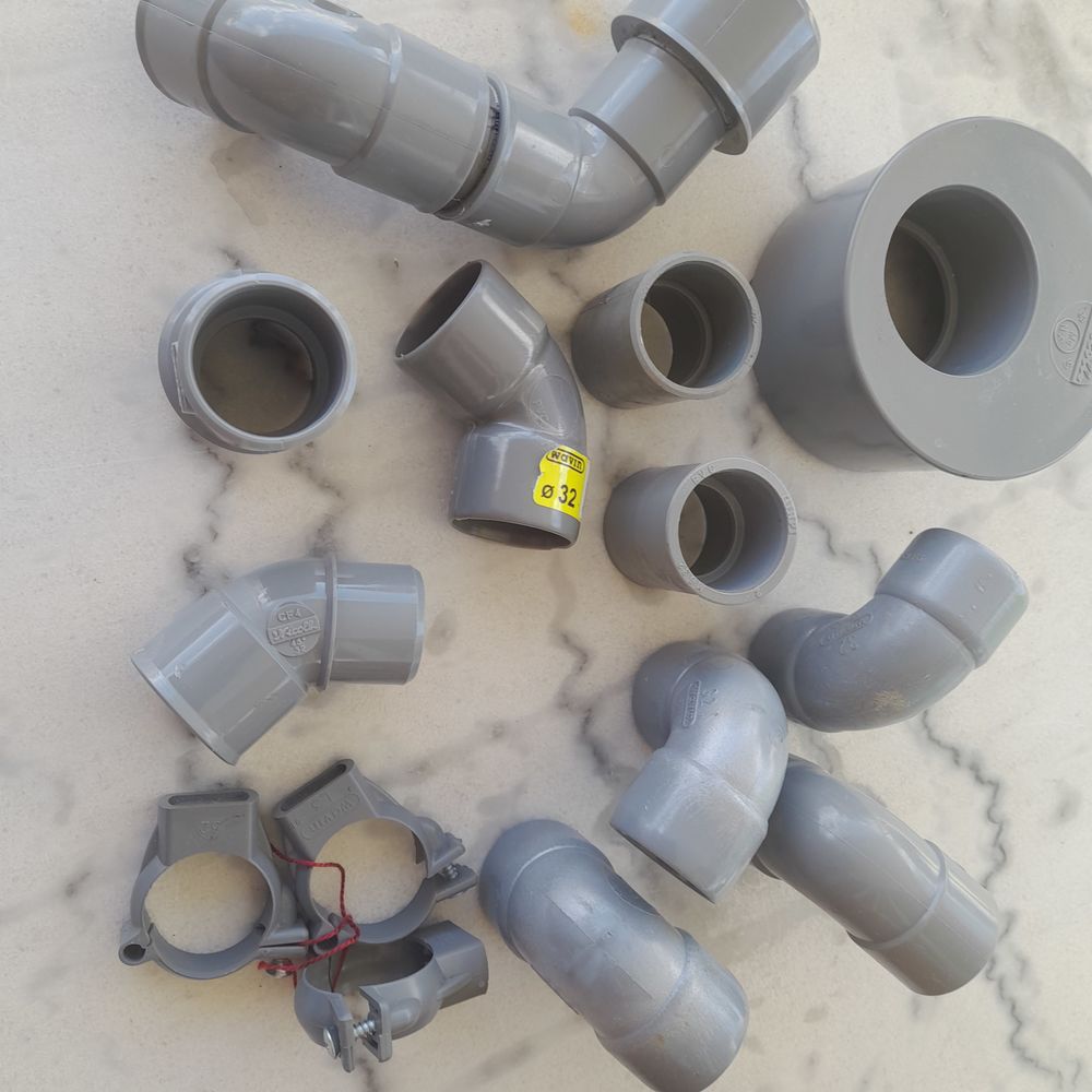 coudes ,rallonges , r&eacute;ductions , colliers en D 32 en PVC.
Bricolage