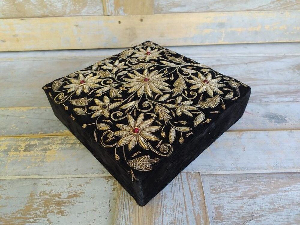 Ancienne Boite en Velours Noir et Broderie M&eacute;tal Mercerie
Décoration