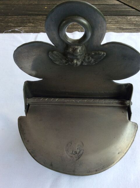 Bo�te � sel ancienne en �tain d�cor angelot poin�ons 20 Gif-sur-Yvette (91)