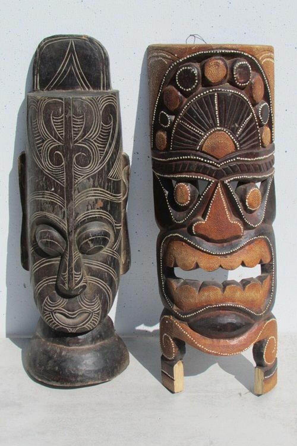 2 masques en bois typ&eacute;s africains Dcoration