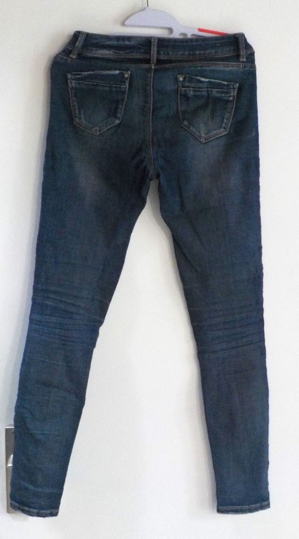 JEAN HELLO KITTY TAILLE 36 FAUSSES USURES SUR LES CUISSES Vêtements