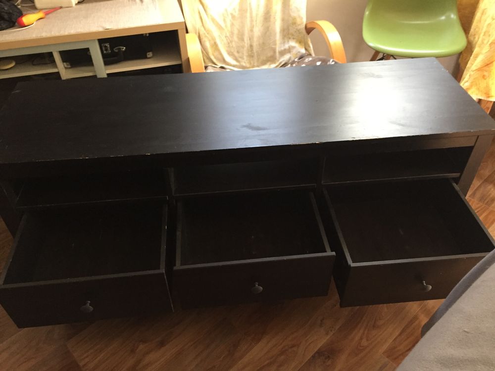 meuble bas marron avec rayures Meubles