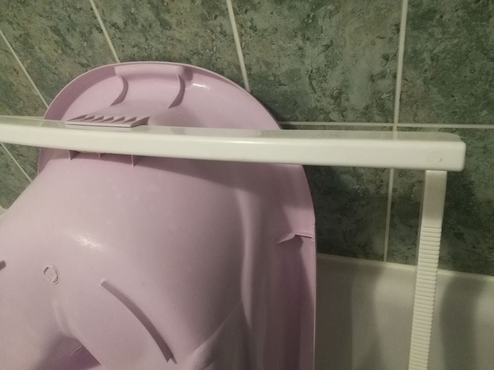 Baignoire BB ergonomique rose/lilas avec ses 2 supports Pu�riculture
