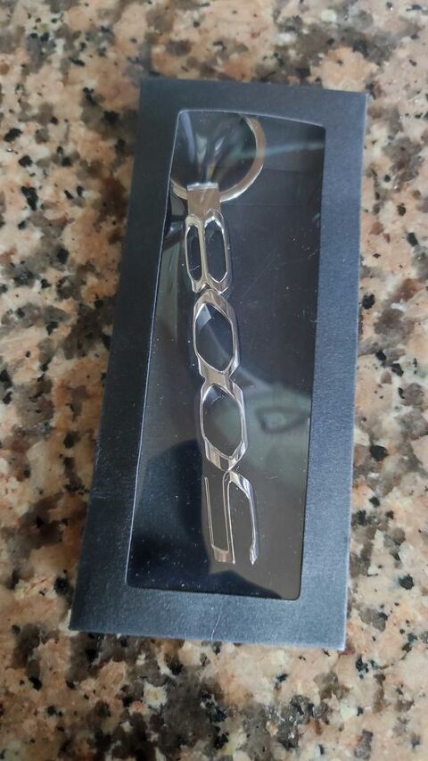 Porte-cls mtal argent. logo 5008 Peugeot.  20 Verneuil-sur-Seine (78)