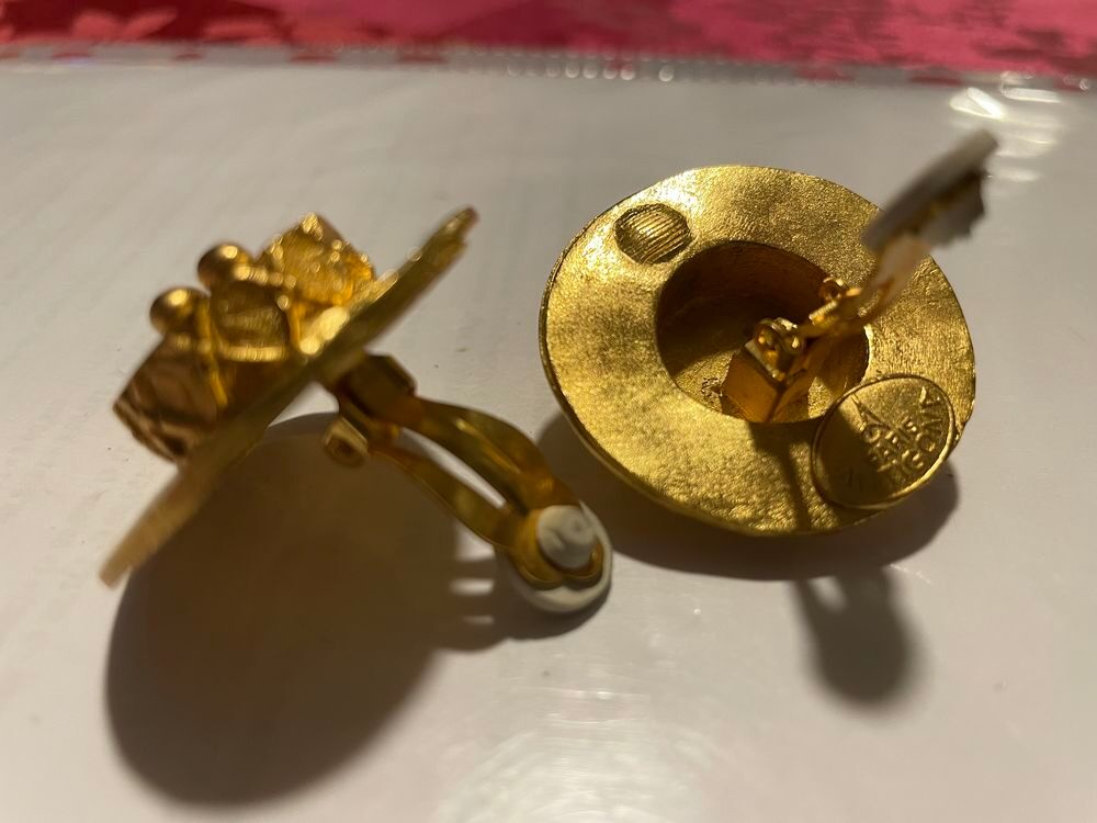 BO Clip dor&eacute;e ronde relief ANTIGONA Bijoux et montres